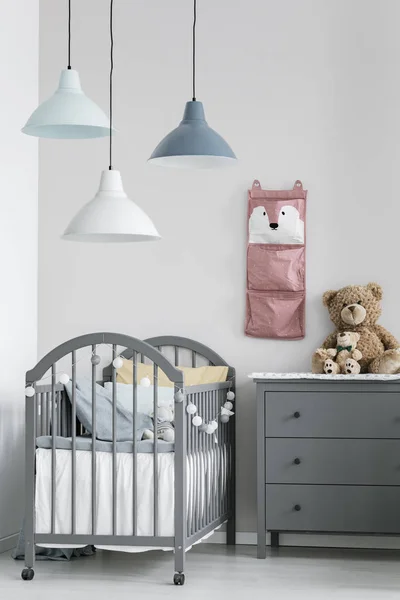 Pink Organizer op de muur van trendy baby slaapkamer met twee kribben en commode — Stockfoto