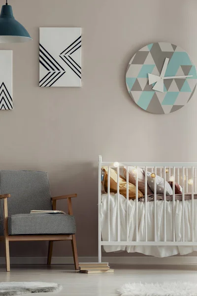 Fancy klok op beige muur van schattige baby slaapkamer — Stockfoto