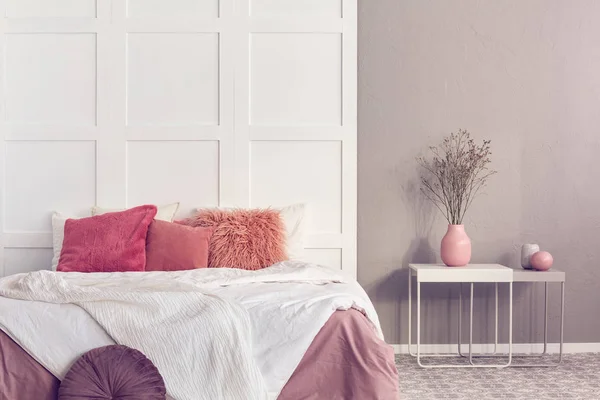 Almohadas naranjas en cama king size blanca en el dormitorio femenino de moda —  Fotos de Stock