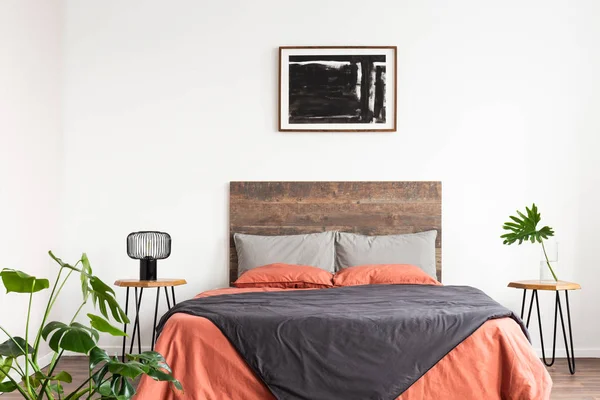 Helder natuurlijk interieur met houten bed en koraal linnen lakens — Stockfoto