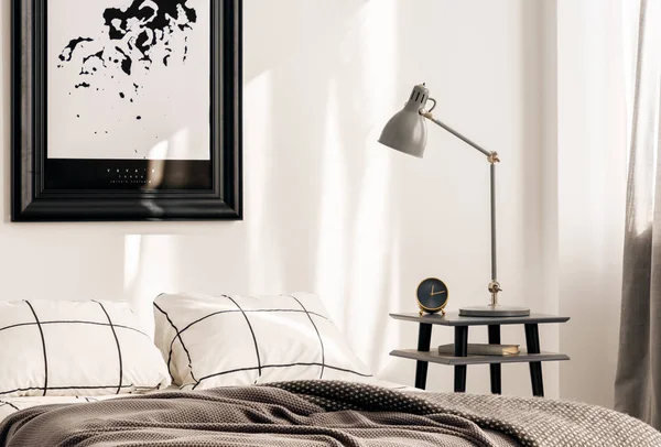 Lampa przemysłowa na stoliku nocnym obok łóżka king size w białym wnętrzu sypialni — Zdjęcie stockowe