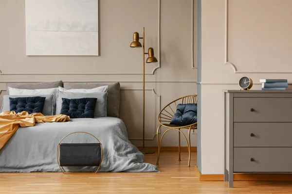 Elegante camera da letto interna con letto king size, pittura a parete e comò grigio — Foto Stock