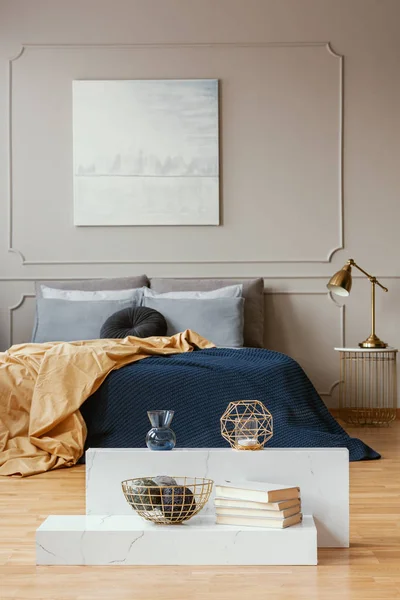 Vista verticale di interni camera da letto alla moda con design elegante — Foto Stock