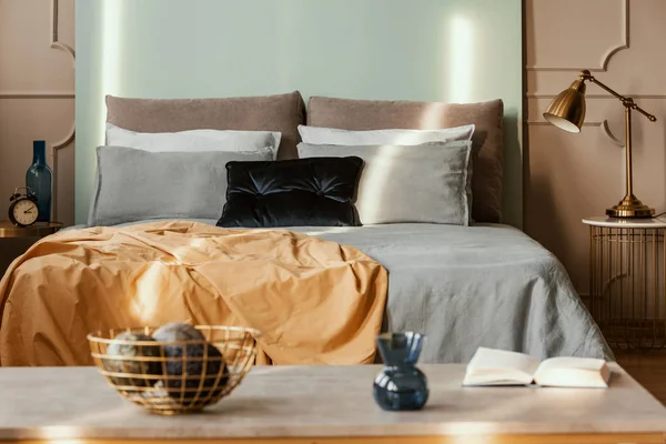 Lampe moderne sur table de chevet à côté du lit king size dans l'intérieur de la chambre grise — Photo