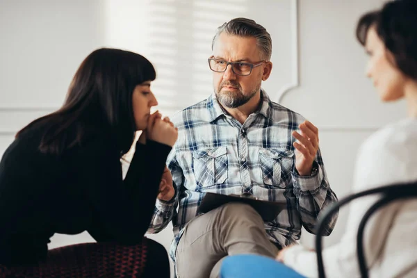 Arabisch vrouw luisteren naar haar psychotherapeut tijdens de steungroep voor misbruik overlevenden vergadering — Stockfoto