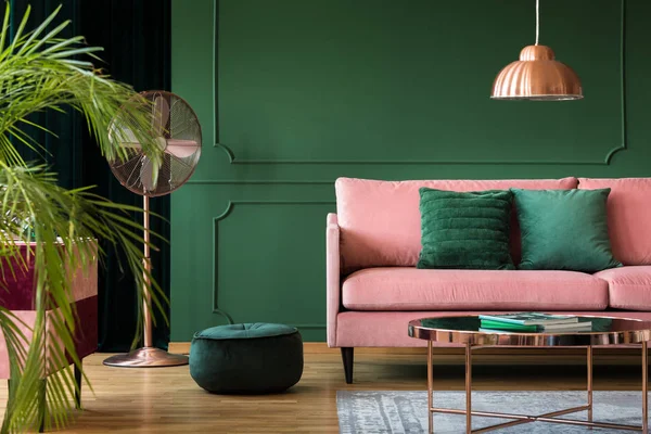 Lámpara de cobre y mesa en el interior de un salón verde. Foto real — Foto de Stock