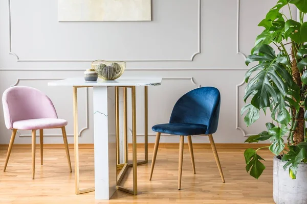 Table gris et or dans la salle à manger — Photo