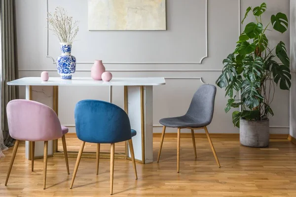 Pastel roze, blauw en grijs decoraties in de eetkamer — Stockfoto