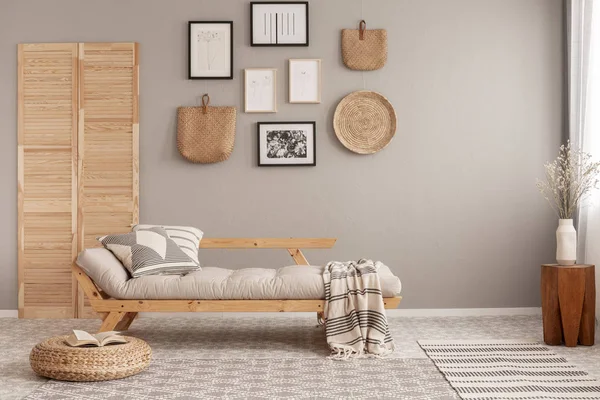 Futon bege escandinavo com almofadas estampadas e cobertor em estilo natural sala de estar interior — Fotografia de Stock