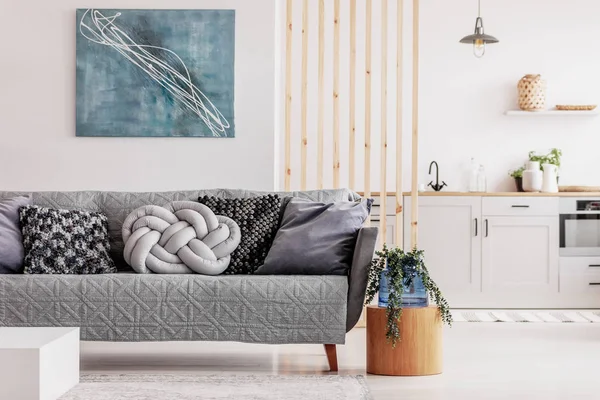 Houten Mullins muur in heldere open plan Studio appartement met keuken en woonkamer — Stockfoto