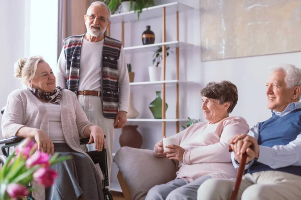 Gli amici anziani trascorrono del tempo insieme nella casa di riposo — Foto Stock