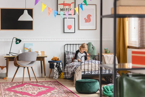 Dormitorio retro para niño con colegiala sentada en metal individual ser —  Fotos de Stock