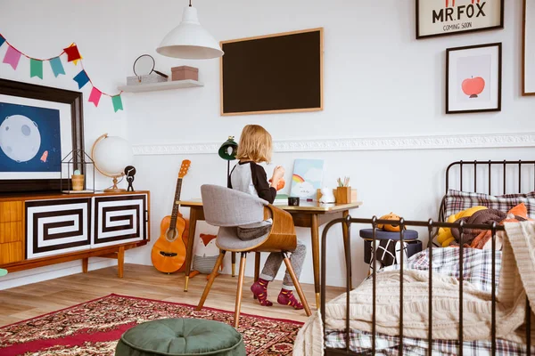 Dormitorio sin género con pintura infantil en el escritorio retro en teneme —  Fotos de Stock