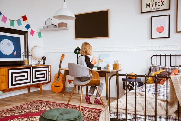 Dormitorio sin género con pintura infantil en el escritorio retro en teneme — Foto de Stock