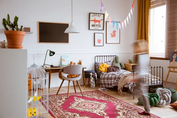 Chambre rétro pour enfants avec lit simple en métal, bureau en bois et design — Photo