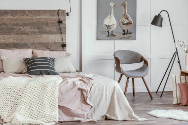 Pastel pembe ve bej yatak üzerinde siyah ve beyaz yastık