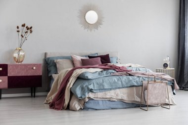 Çağdaş yatak odası iç rahat yatak boş kopya boşluk gri duvar ayna gibi güneş şekil