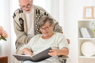 Huzurevinde fotoğraf albümü ile Happy Senior evli çift