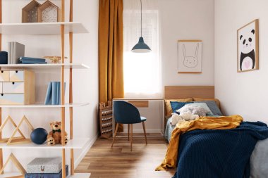 Yatak ve masa ile çok fonksiyonlu yatak odası ve çalışma alanı iç