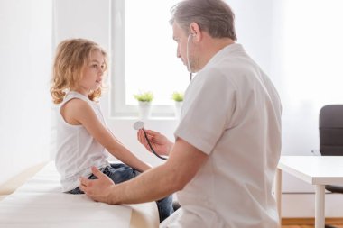 Zatürree belirtileri ve hastanede profesyonel doktor ile hasta çocuk