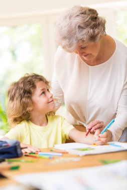 Bir çizimle eğlenen iki nesil 