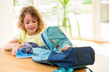 Çocuk shool hazırlanıyor ve çantasını yapıyor