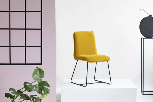 Трендовый бархатно-желтый стул в белом и розовом интерьере — стоковое фото