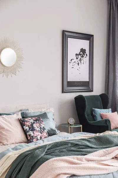 Forma de sol como espejo y mapa en marco negro en la pared gris del interior del dormitorio de moda con cama king size con ropa de cama acogedora — Foto de Stock
