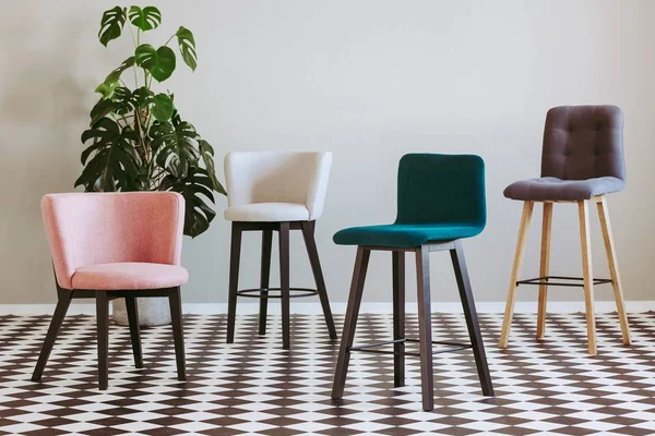 Cadeiras coloridas na moda no interior elegante com piso preto e branco — Fotografia de Stock