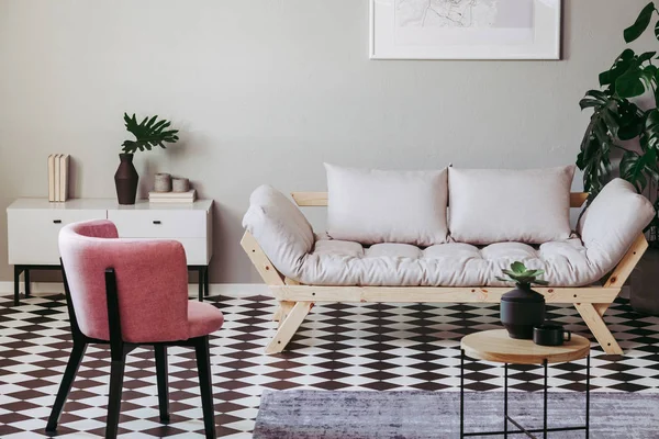 米色和灰色客厅内部的柔和粉红色椅子 — 图库照片