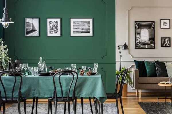 Moderno apartamento de espacio abierto interior con fotos artísticas, enmarcadas en paredes verdes y blancas con molduras. Foto real — Foto de Stock
