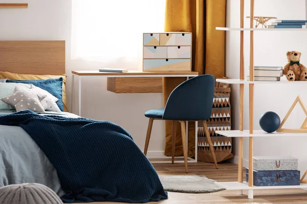 Espacio de trabajo con escritorio y silla en la elegante habitación del adolescente con diseño azul y naranja —  Fotos de Stock