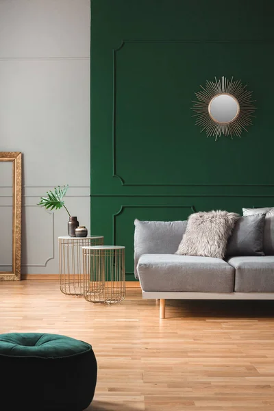 Smaragd groene woonkamer interieur met grijze en gouden accenten — Stockfoto