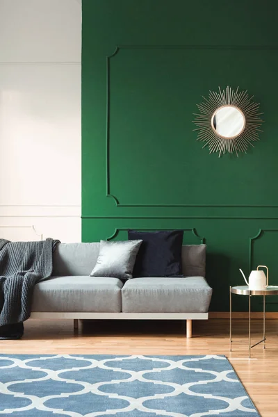 Vzorované koberce na dřevěné podlaze elegantního interiéru obývacího pokoje — Stock fotografie