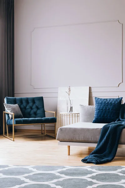 Petrol blue velvet armchair in stylish living room interior in trendy apartment — Stock Photo, Image