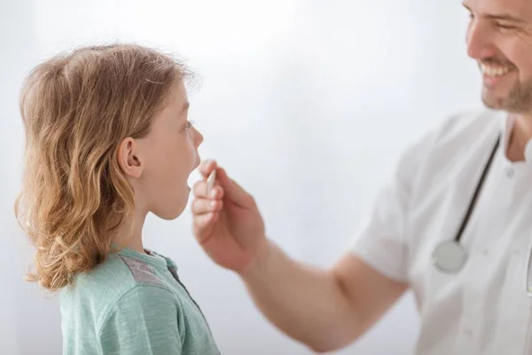 Sick little boy with flu and pediatrician checking his sore throat — Stock Photo, Image