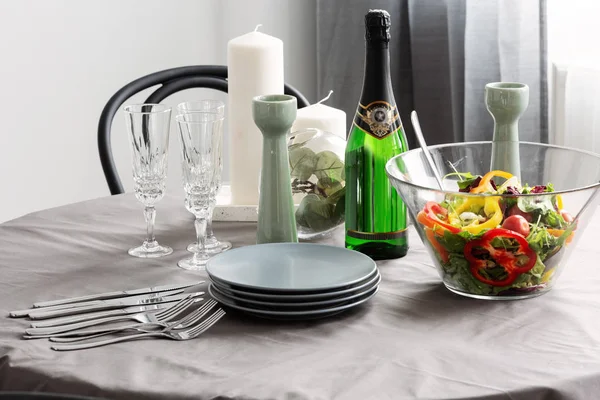 Fechar a mesa de jantar conjunto para festa de aniversário com champanhe — Fotografia de Stock