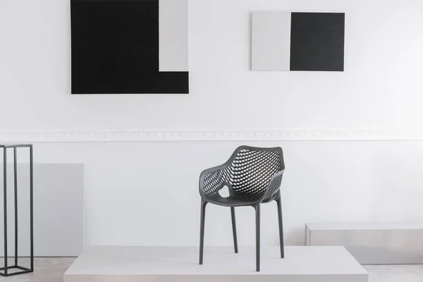 时尚灰色金属椅在白色平台上的花哨展厅 — 图库照片