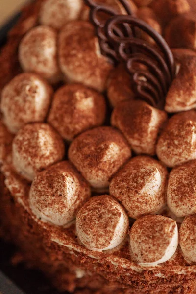 Lezzetli çikolatalı doğum günü pastası, dikey görünüm closeup — Stok fotoğraf