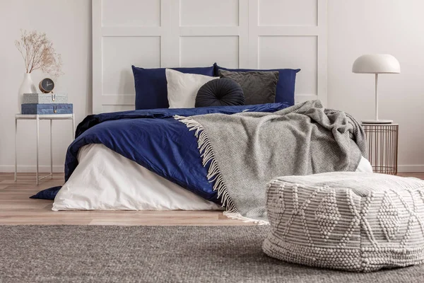 Bantal bulat beludru pada tempat tidur ukuran raja dengan lembaran biru dan putih — Stok Foto