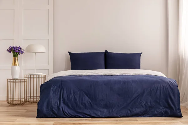 Simple intérieur bleu marine et blanc chambre à coucher avec lit confortable avec oreillers et couette — Photo