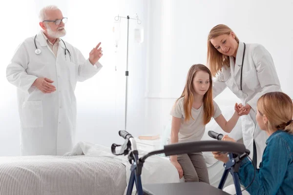 Médicos que ayudan a un niño después de un accidente grave — Foto de Stock