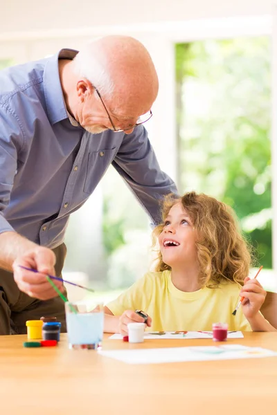 Kind schilderen met zijn grootvader, tijd samen doorbrengen — Stockfoto