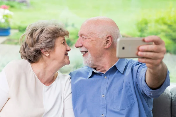 Låter göra en selfie-äldste coulpe — Stockfoto