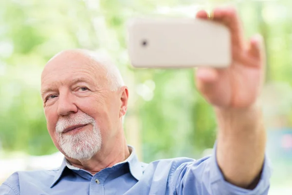 Dorosły człowiek Takin selfie z telefonem — Zdjęcie stockowe