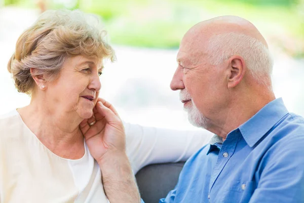 Älteres Ehepaar passt aufeinander auf — Stockfoto