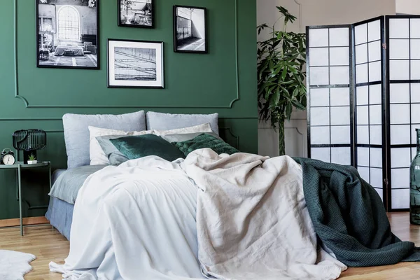 Mur vert avec galerie d'affiche dans la chambre à coucher à la mode intérieur avec lit double — Photo