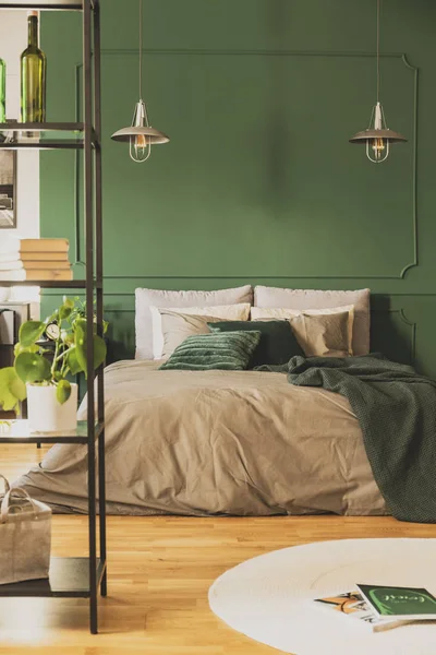 Två industri lampor ovanför bekväm Dubbels äng med mysiga sängkläder, kopierings utrymme på tom vägg — Stockfoto