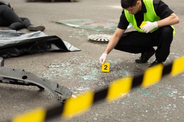 Trafik kazası bölgesinde çalışan polisin yakın çekimi