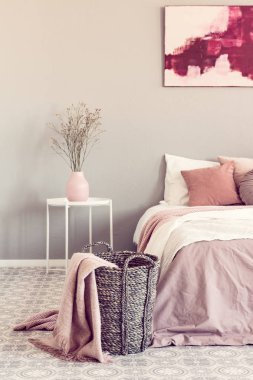 Şık yatak odası iç hasır sepet üzerinde Pastel pembe battaniye
